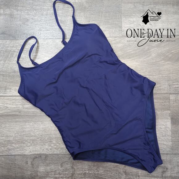 Adisputent Moderate One Piece Swimsuit Size M - Picture 1 of 4